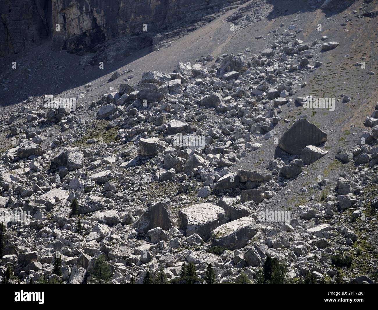 valanga di roccia di pietra nel panorama delle dolomiti Foto Stock