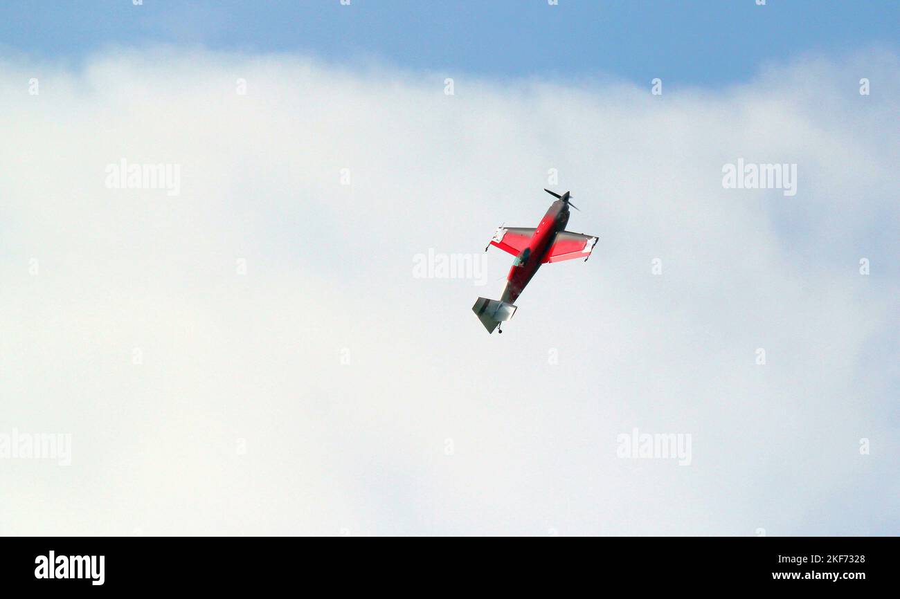 Aeroplane esegue acrobazie in un'esposizione. Foto Stock