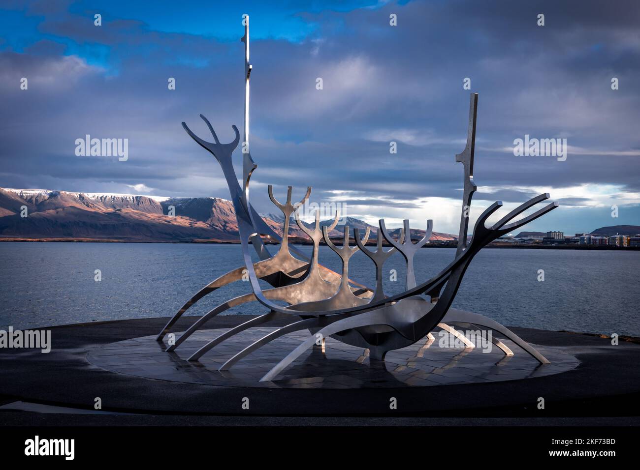 Reykjavik, Islanda - 10 novembre 2022: Il Sun Voyager, una scultura in acciaio di una lunga nave vichinga di Jon Gunnar Arnarson sul lungomare di Reykjavik. Foto Stock