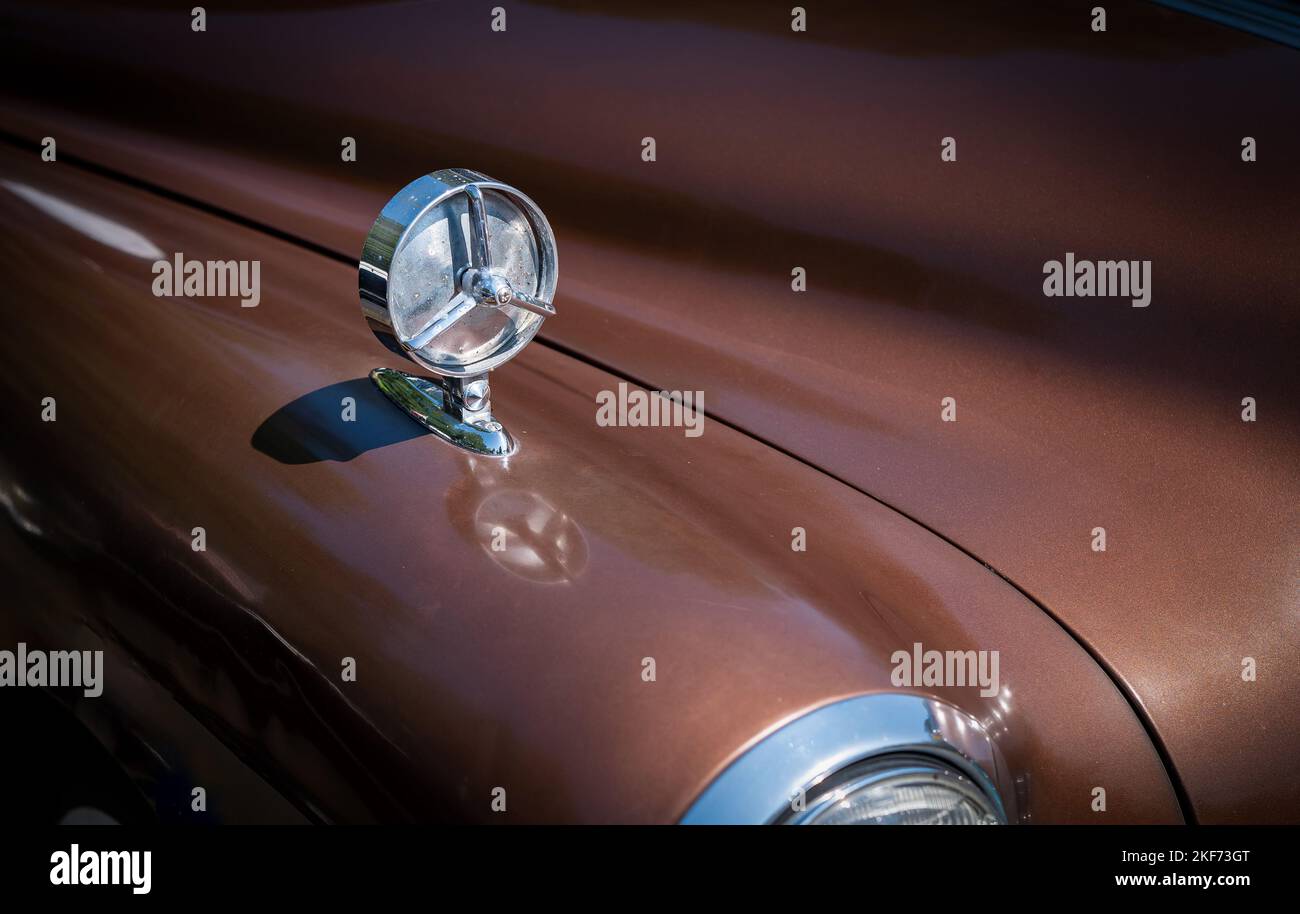 NISSHA, MN – 30 LUGLIO 2022: Specchietto retrovisore sul parafango di auto Pontiac color marrone d'epoca in una mostra automobilistica, con messa a fuoco selettiva e profondità di campo poco profonda Foto Stock