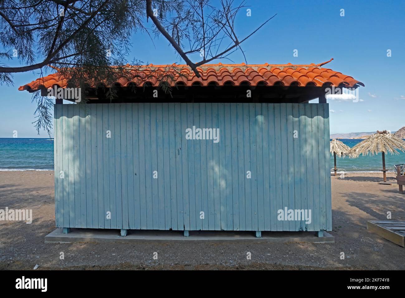 Capanna sulla spiaggia, vista sul retro. Anaxos villaggio, isola di Lesbos, Grecia.. Ottobre 2022. Autunno. Foto Stock