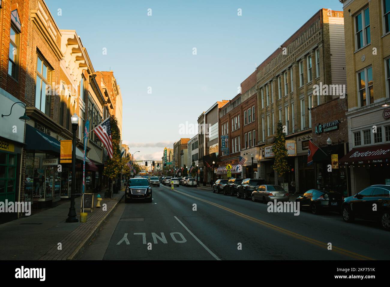 State Street con luce notturna, Bristol, Virginia Foto Stock