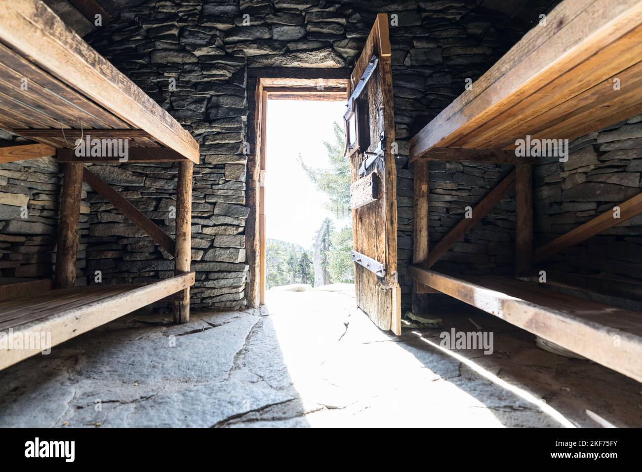 I lettini in legno all'interno della storica cabina in pietra vicino alla cima del San Jacinto Peak nel San Jacinto Mountains state Park sopra Palm Springs, California. Foto Stock