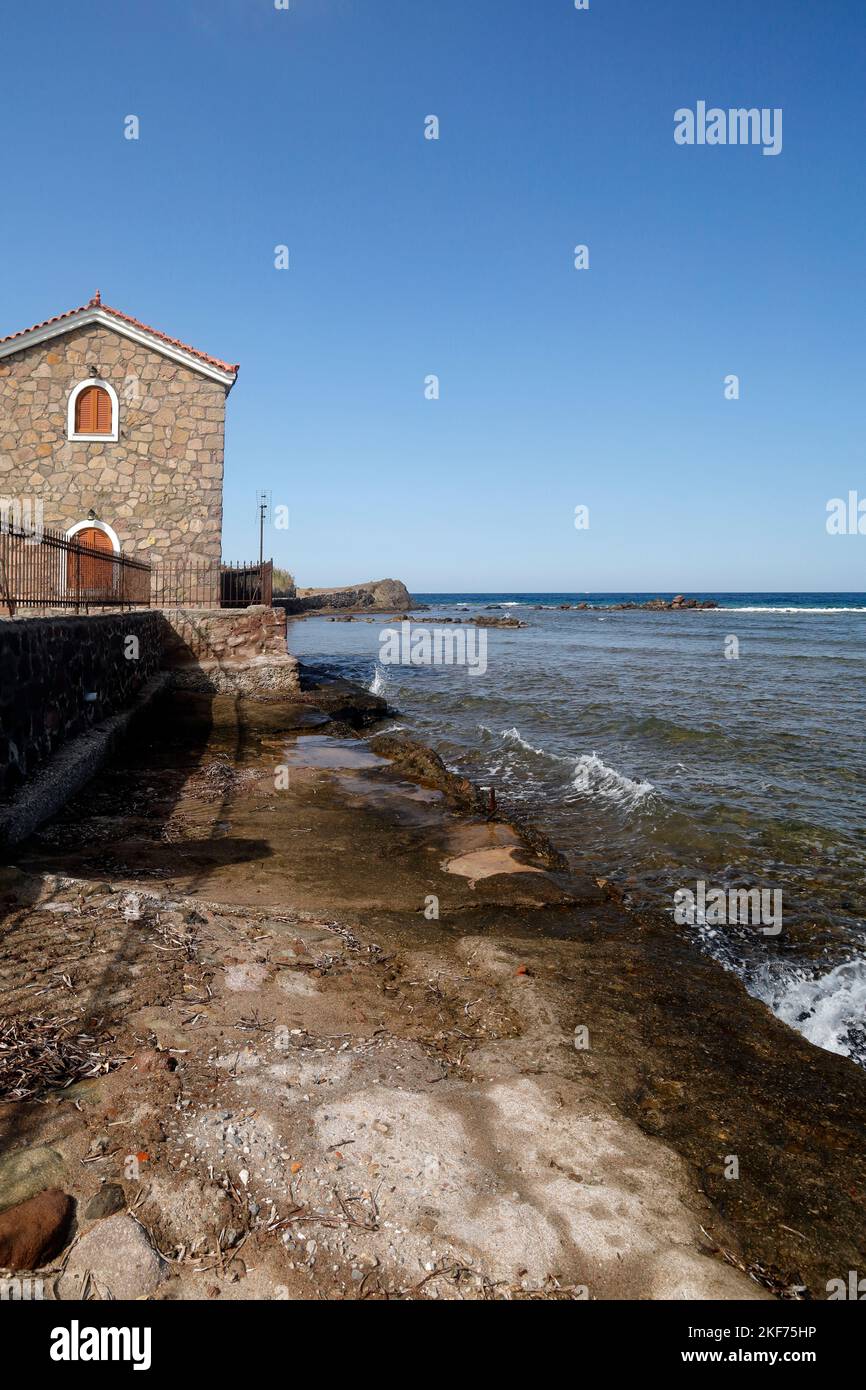 Anaxos, Lesbos. Casa sul mare con sentiero in pietra intorno ad una piccola baia. Ottobre 2022. Autunno. Foto Stock