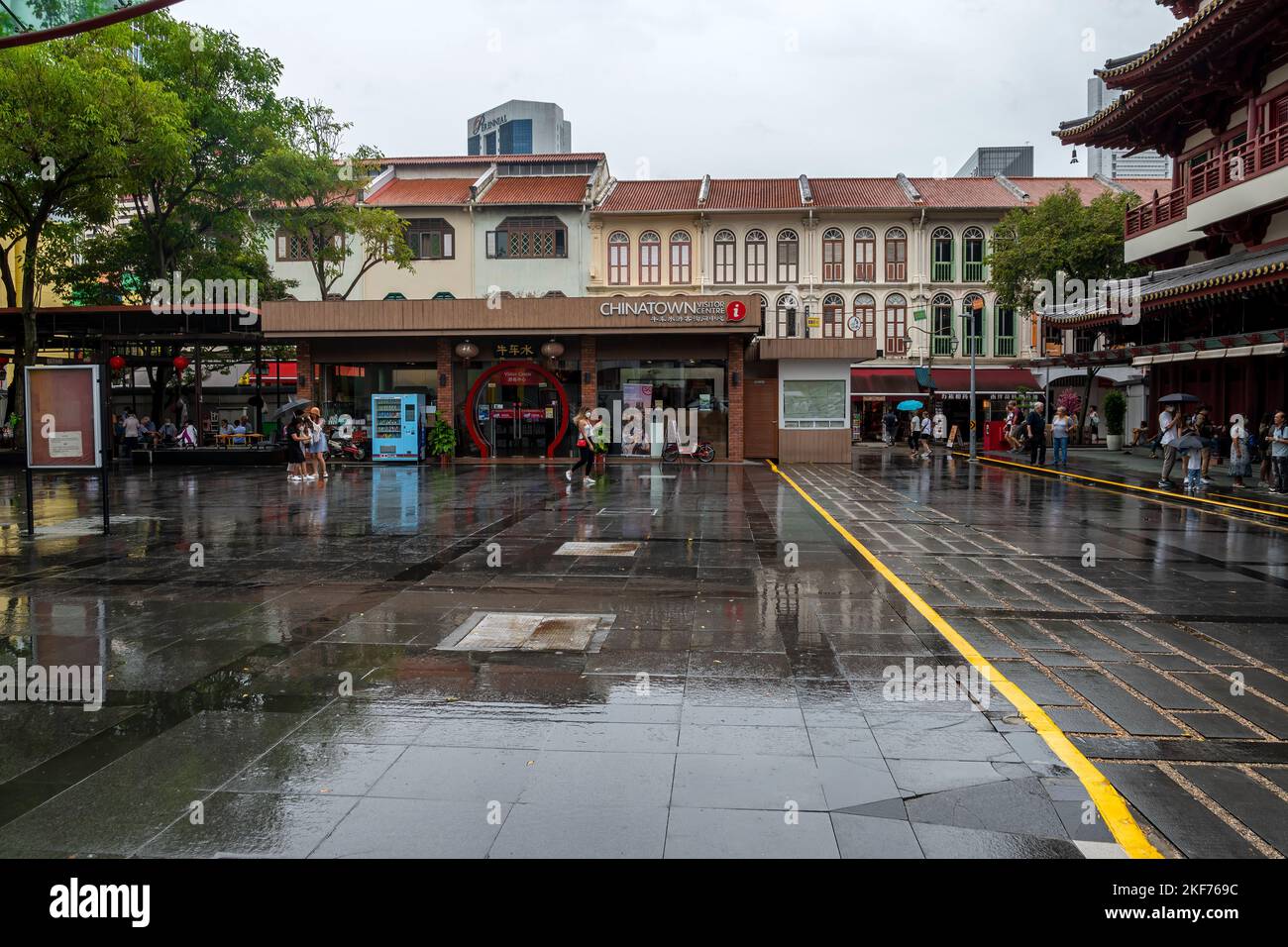 Katong Singapore vista sulla strada urbana sotto la pioggia. Foto Stock