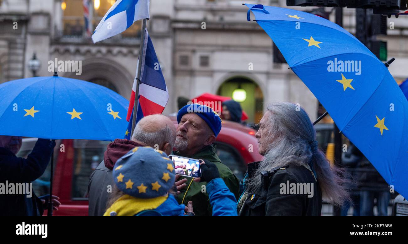 Londra, Regno Unito. 16th Nov 2022. Scontri tra Steve Bray e il suo gruppo pro UE e membri del pubblico a Westminster London Credit: Ian Davidson/Alamy Live News Foto Stock