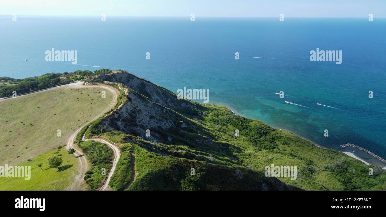 Veduta aerea del mare e delle montagne vicino a Rimini. Foto di alta qualità Foto Stock