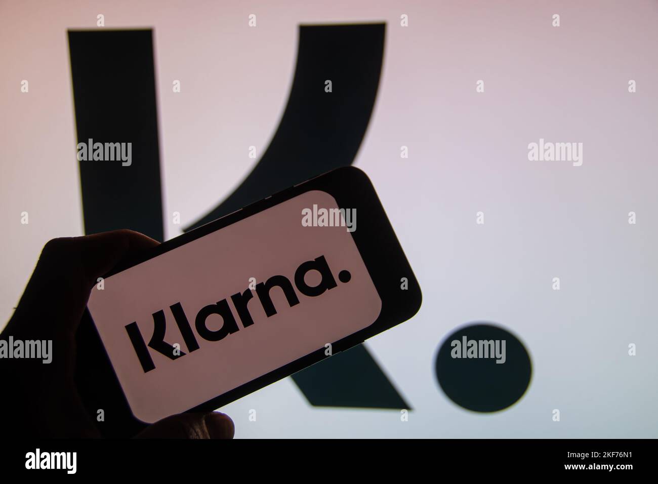 Rheinbach, Germania 16 novembre 2022, il logo del marchio del fornitore svedese di pagamenti 'Klarna' sul display di uno smartphone Foto Stock