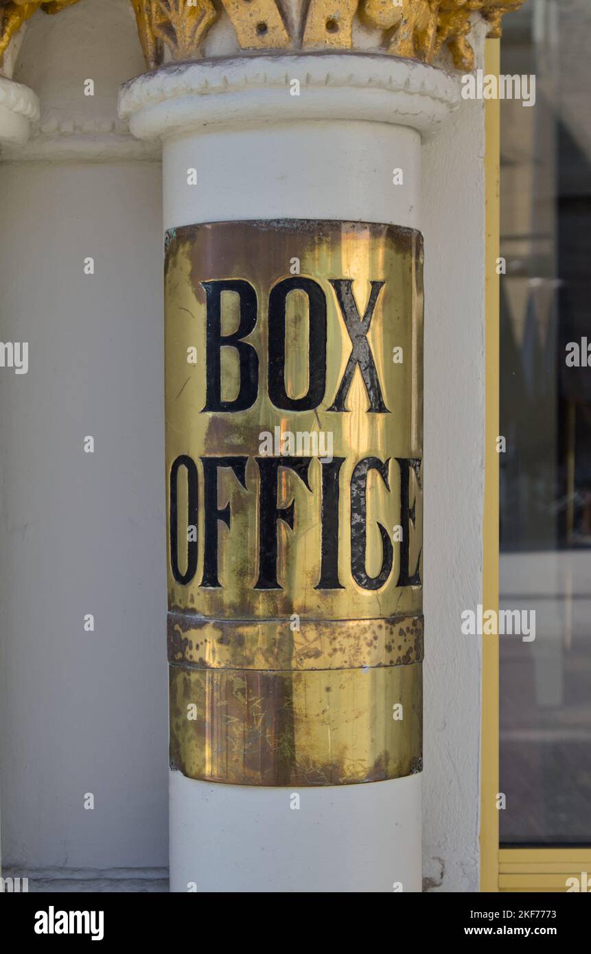 Old Vintage Brass Box Office Sign avvolto attorno A una colonna fuori dal Theatre Royal Bath UK Foto Stock