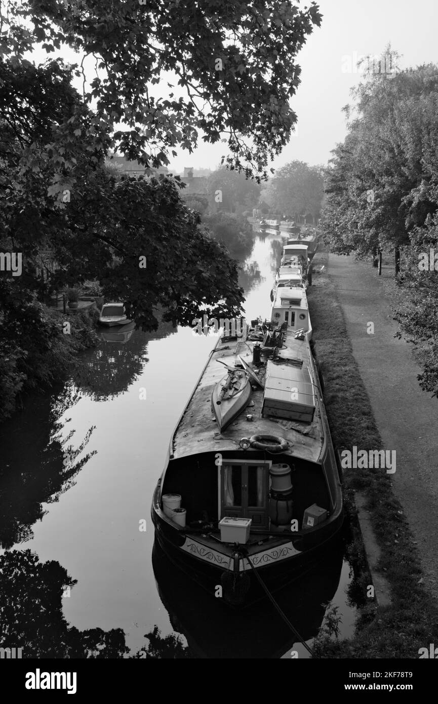Canal Boats, House Boats ormeggiate sul canale Kennet e Avon a Top Lock, Bath UK Foto Stock