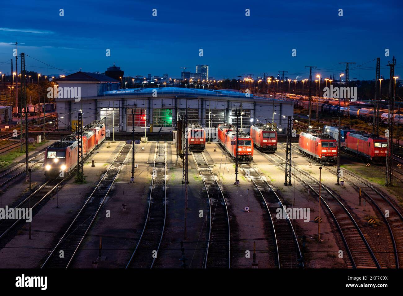 Stazione ferroviaria di carico con Deutsche Bahn a Mannheim Foto Stock