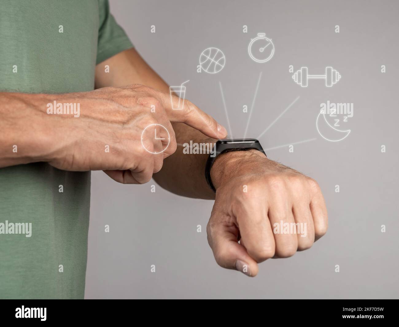 Braccialetto fitness, smart tracker, smartwatch per persona attiva, controllo del sonno, tempo, pedometro, misurazione del polso. Foto di alta qualità Foto Stock