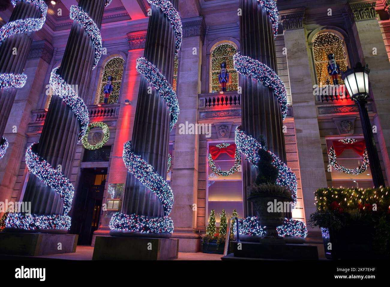 Edimburgo Scozia, Regno Unito 16 novembre 2022. Il Duomo di George Street decorato con luci di Natale. Credito sst/alamy live news Foto Stock