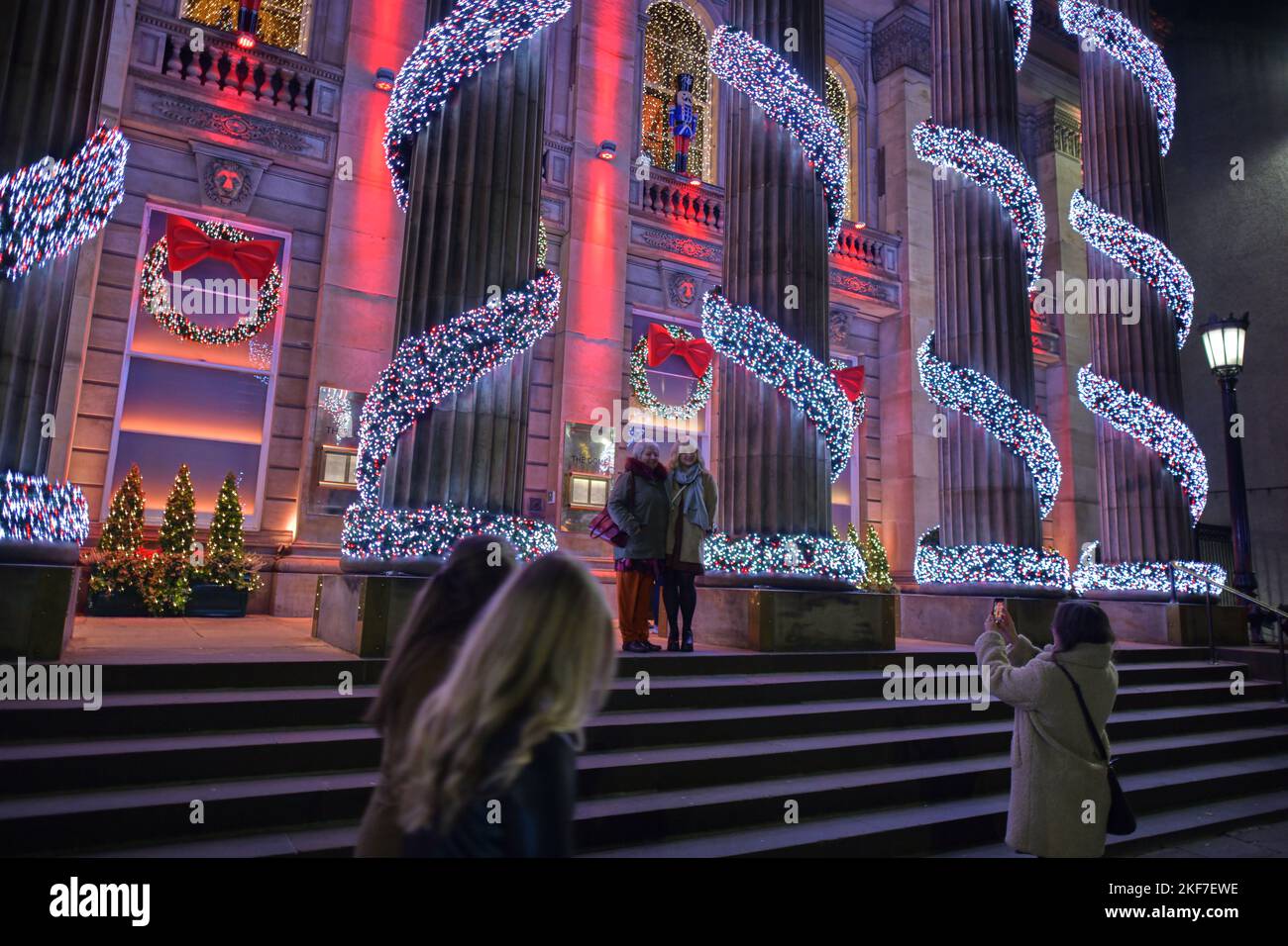 Edimburgo Scozia, Regno Unito 16 novembre 2022. Il Duomo di George Street decorato con luci di Natale. Credito sst/alamy live news Foto Stock