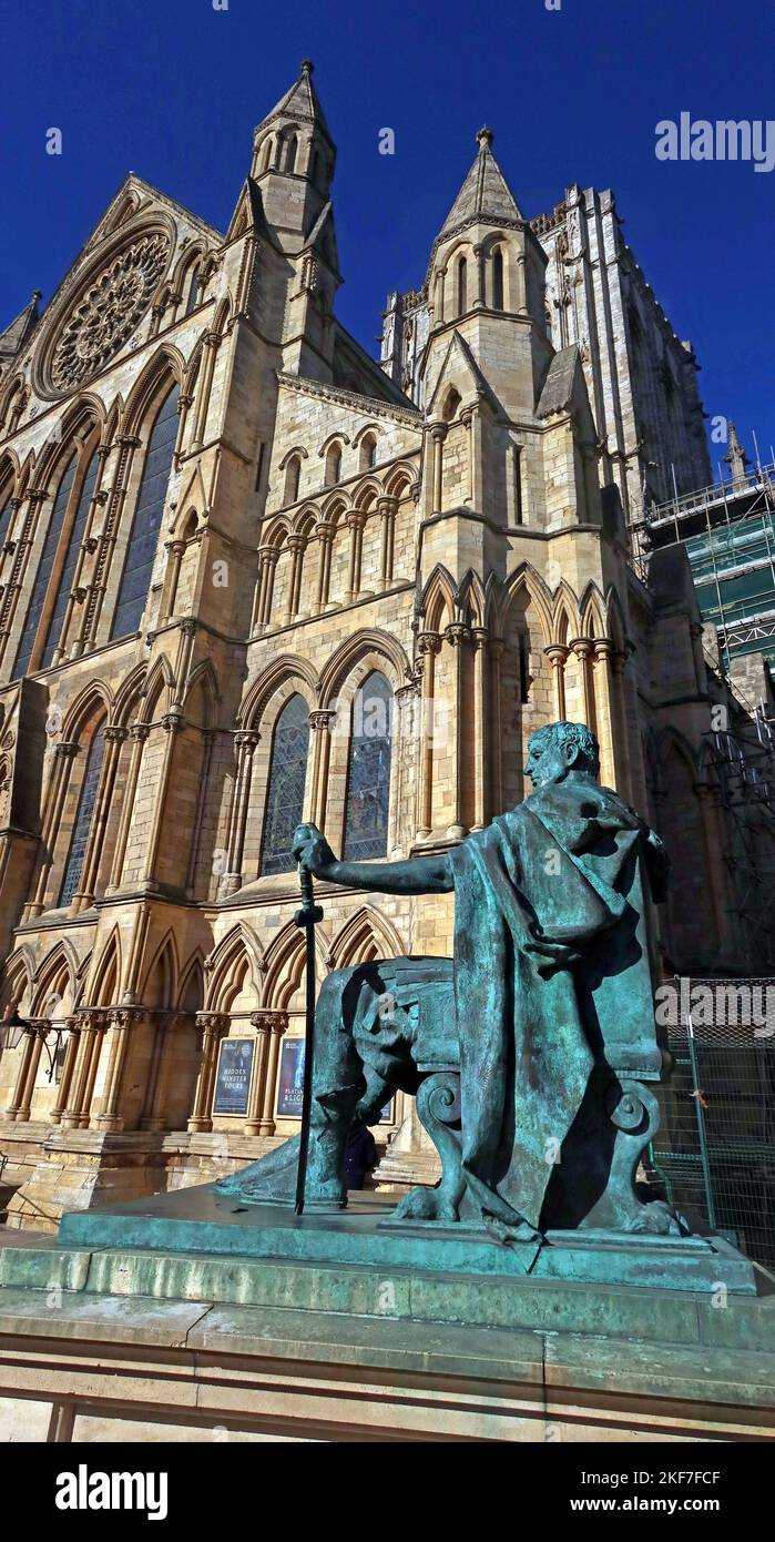 Statua di Costantino il Grande, imperatore romano dal 306 al 337 d.C., a York, di fronte a York Minster, Deangate, York, Yorkshire, Inghilterra, REGNO UNITO, YO1 7HH Foto Stock