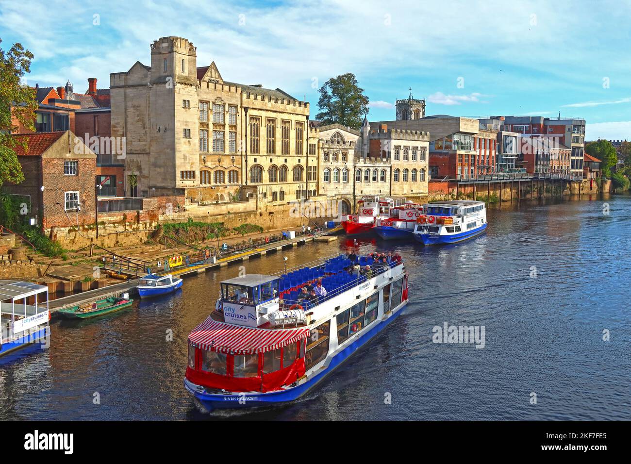 Barche turistiche sul fiume Ouse, al centro di York, da Lendal Bridge, Yorkshire, Inghilterra, Y01 Foto Stock