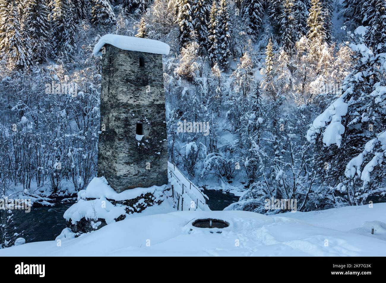 La Torre dell'Amore è una torre solitaria costruita su una grande roccia del fiume Enguri a Svaneti, Mestia, Georgia Foto Stock