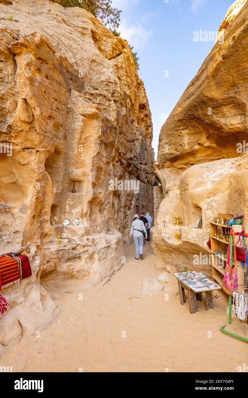 Lo stretto canyon di ingresso a Petra piccola, Siq al-Barid, Giordania Foto Stock