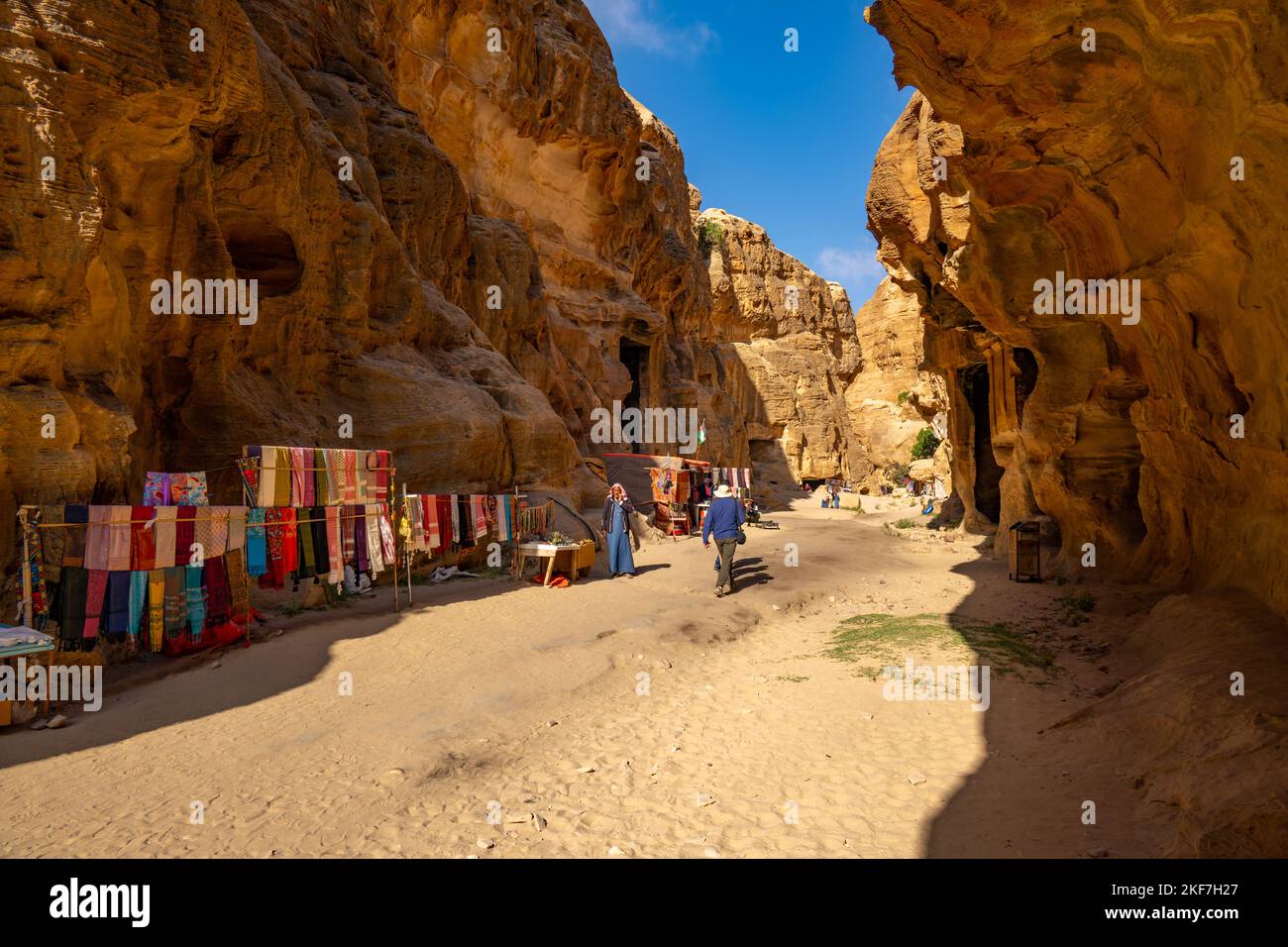 Camminando attraverso la piccola Petra, Siq al-Barid, Giordania Foto Stock