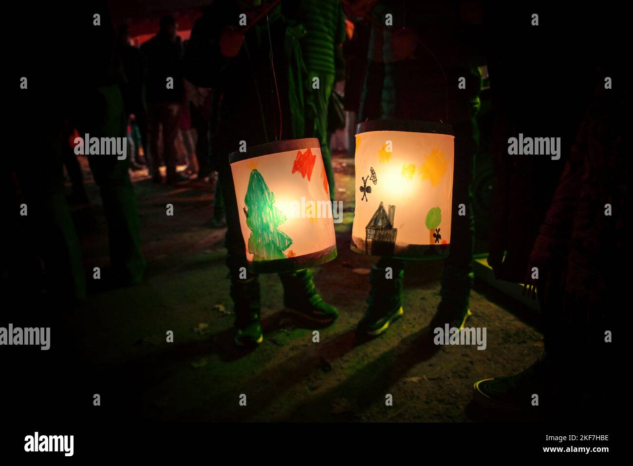 Lanterne fatte in casa dipinte dai bambini in una tradizionale processione di luci il giorno di san martino di notte, spazio copia, focus selezionato, profondità stretta di Foto Stock