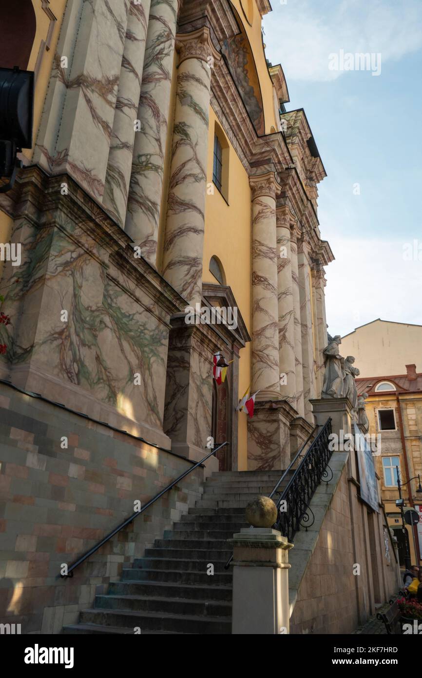 Przemysl, Polonia - 16 ottobre 2022: Chiesa francescana nel centro storico di Przemysl, Polonia. Foto Stock