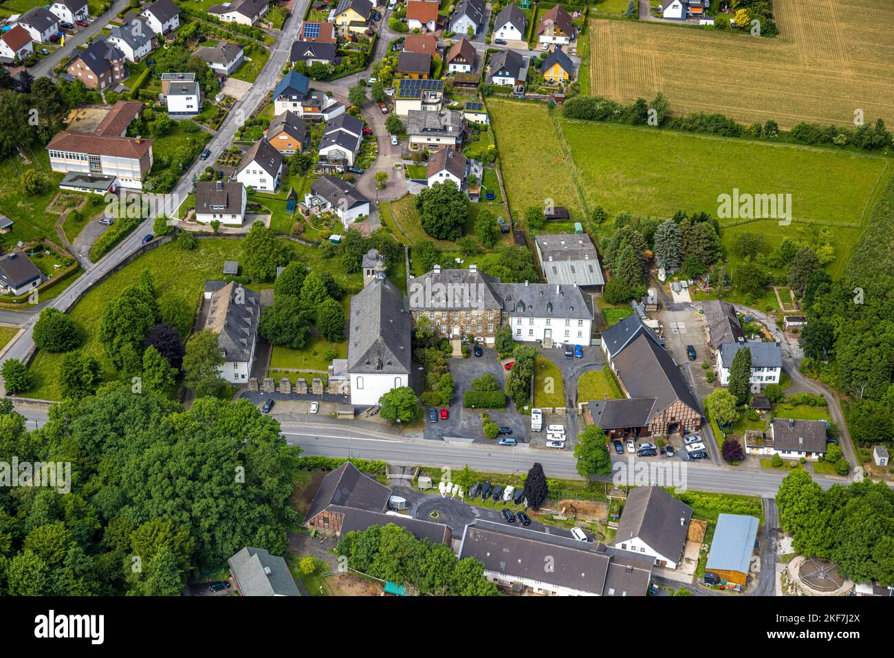Veduta aerea, Monastero di Rumbeck e Chiesa parrocchiale cattolica di San Nicola, Rumbeck, Arnsberg, Sauerland, Renania settentrionale-Vestfalia, Germania, luogo di culto, D Foto Stock