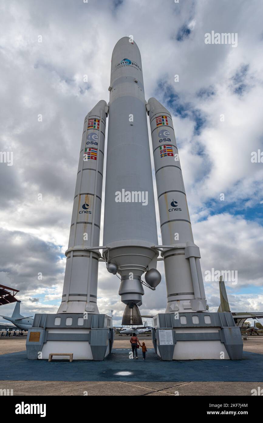 Modello di un razzo europeo Ariane 5 esposto nel Museo francese dell'aria e dello spazio situato al confine sud-orientale dell'aeroporto di Parigi-le Bourget. Foto Stock