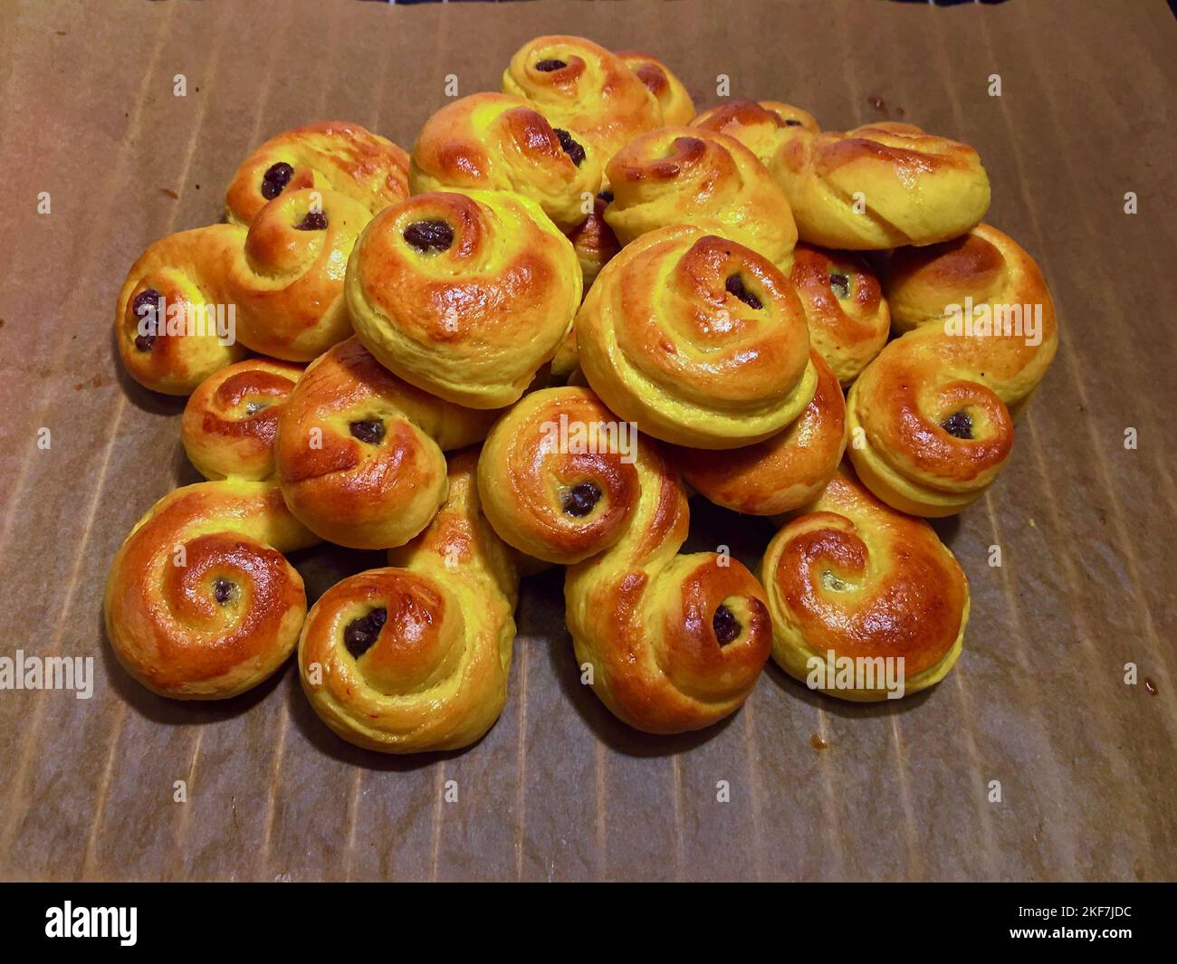 Conigli di zafferano fatti in casa una tradizione svedese prima della festa di Santa Lucia nel mese di dicembre. Foto Stock