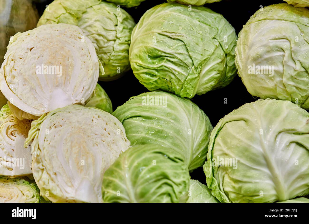 Teste di cavolo fresco organico impilate insieme con profondità di campo poco profonda Foto Stock