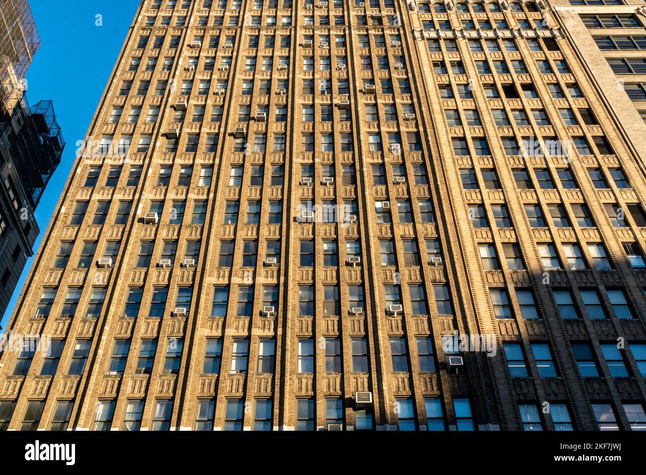 I condizionatori d'aria della finestra germogliano dalle finestre in un edificio a New York il martedì 8 novembre 2022. © Richard B. Levine) Foto Stock