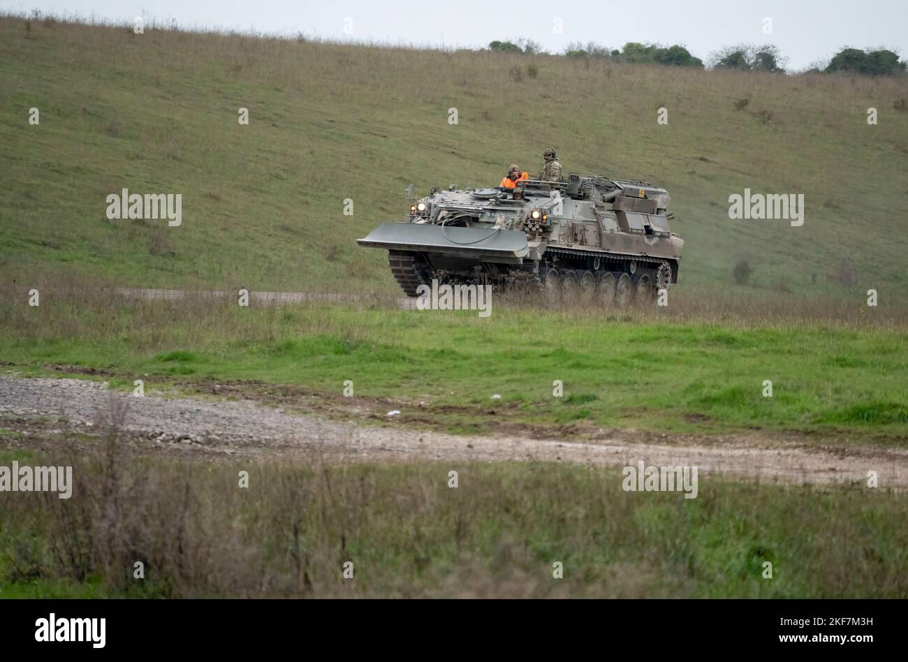 British Army Challenger Armored Repair and Recovery Vehicle (CRARRV) in azione su un esercizio di addestramento militare, Wilts UK Foto Stock