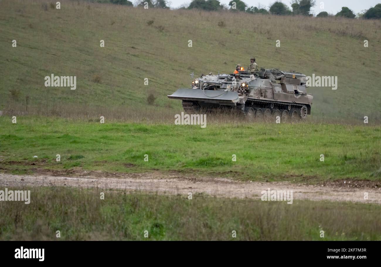 British Army Challenger Armored Repair and Recovery Vehicle (CRARRV) in azione su un esercizio di addestramento militare, Wilts UK Foto Stock