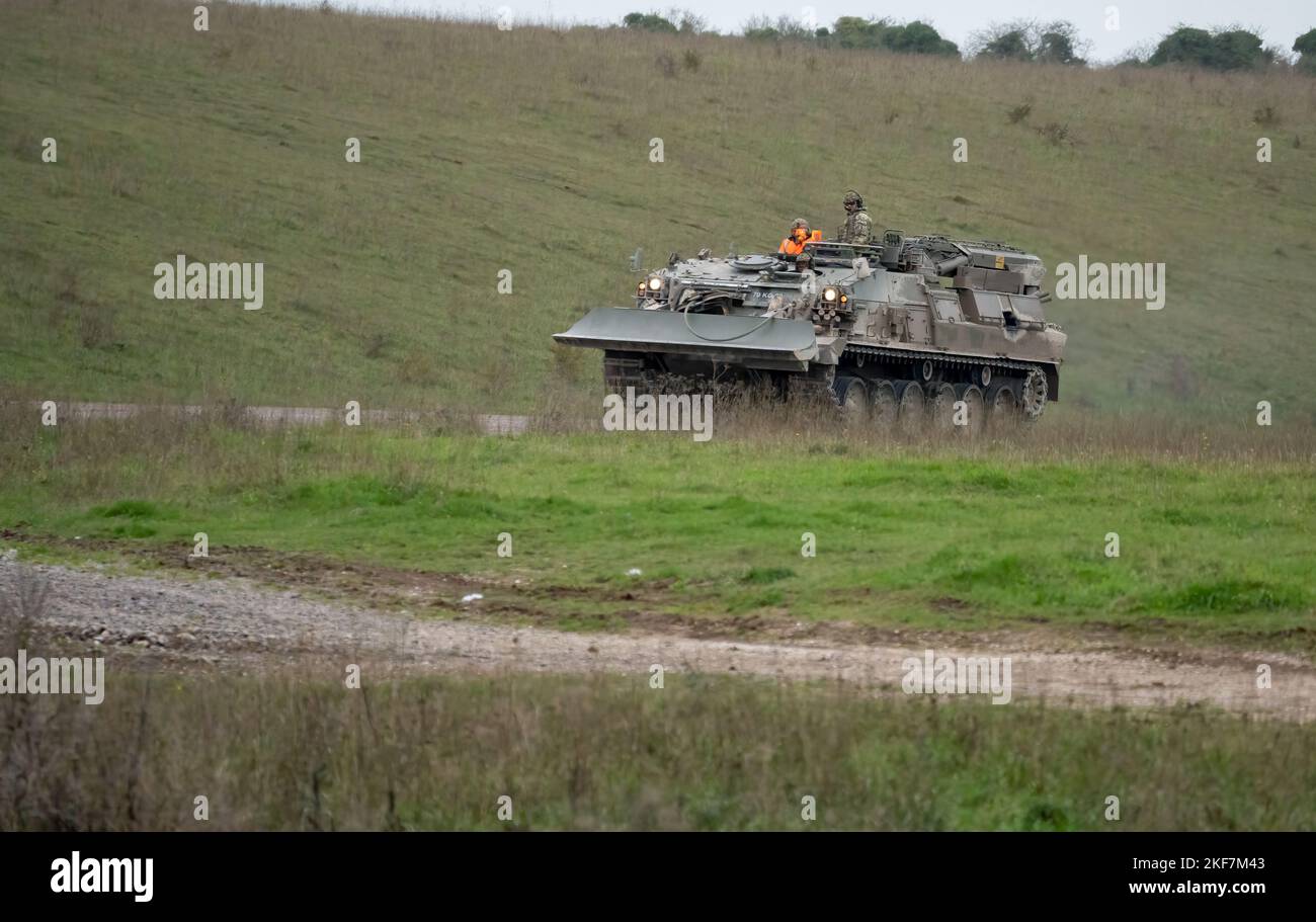 British Army Challenger Armored Repair and Recovery Vehicle (CRARRV) in azione su un esercizio di addestramento militare, Wilts UK Foto Stock