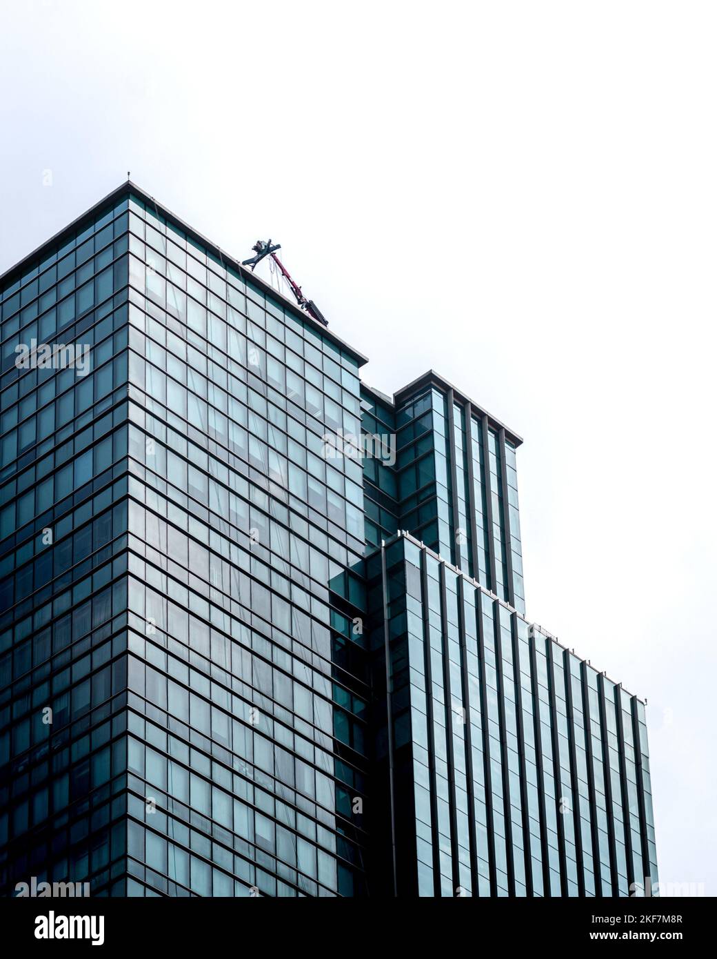 Uno scatto verticale degli edifici moderni della città, Ashta District 8, Jakarta, Indonesia Foto Stock