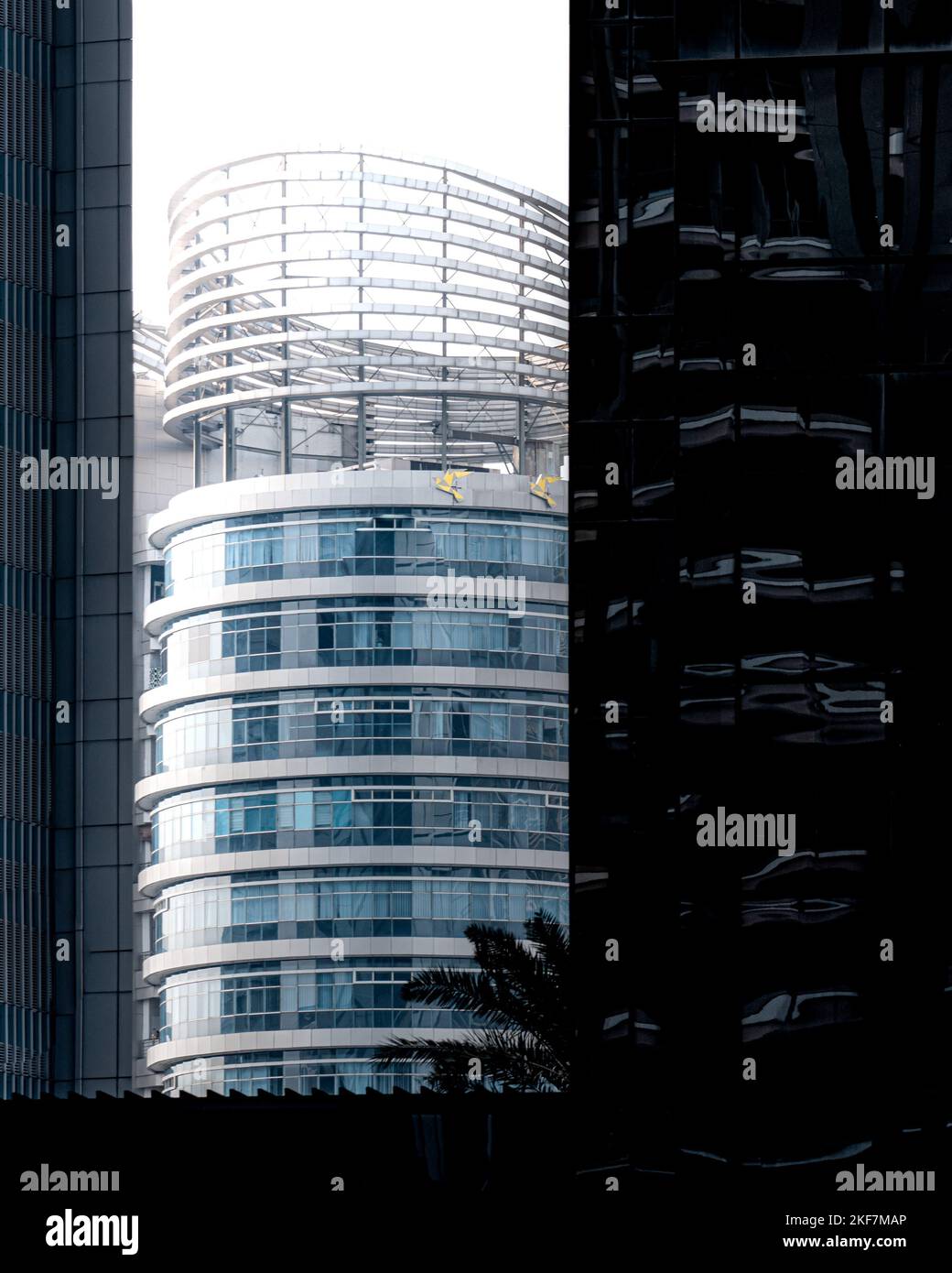 Uno scatto verticale degli edifici moderni della città, Ashta District 8, Jakarta, Indonesia Foto Stock