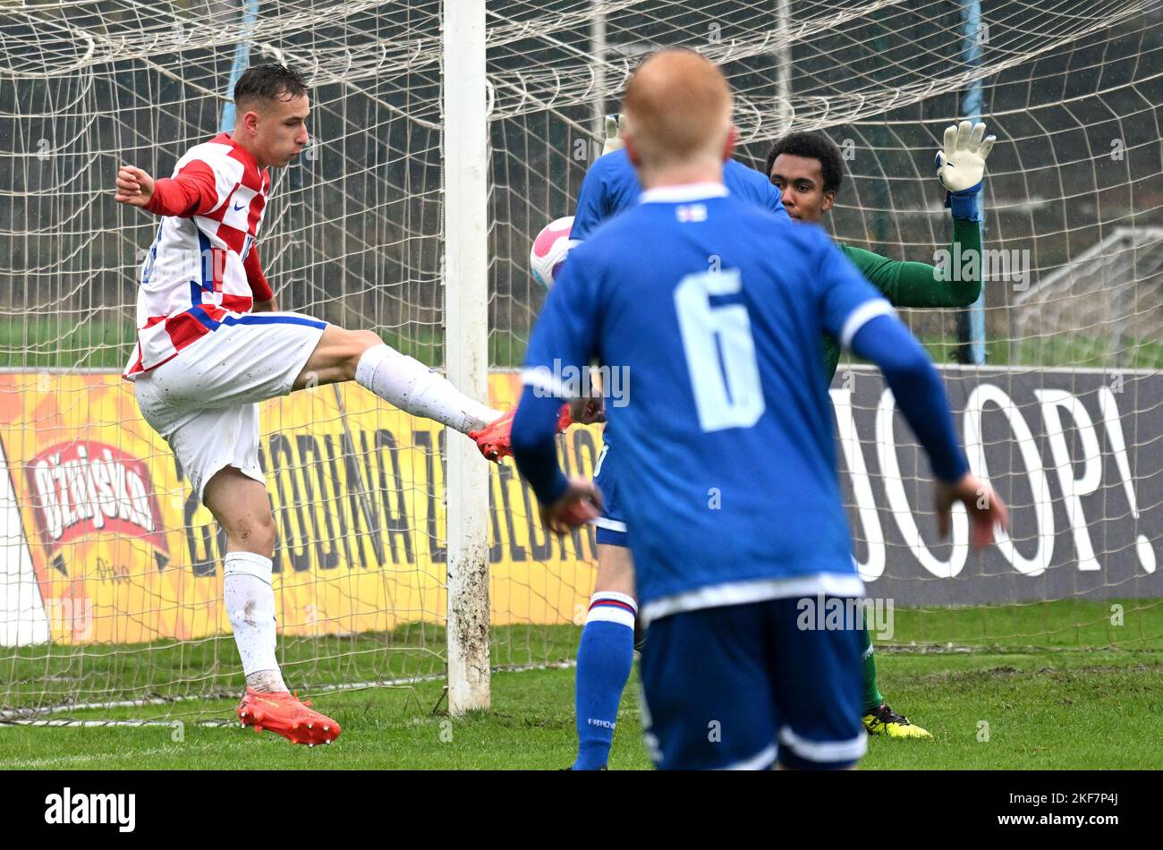 Zagabria, Croazia. 16 novembre 2022 Lovro Zvonarek di Croazia durante il 2023° incontro di qualificazione del Campionato europeo Under-19 UEFA tra Croazia e Isole Faroe allo stadio SC Rudes il 16 novembre 2022. A Zagabria, Croazia. Foto: Marko Lukunic/PIXSELL Foto Stock