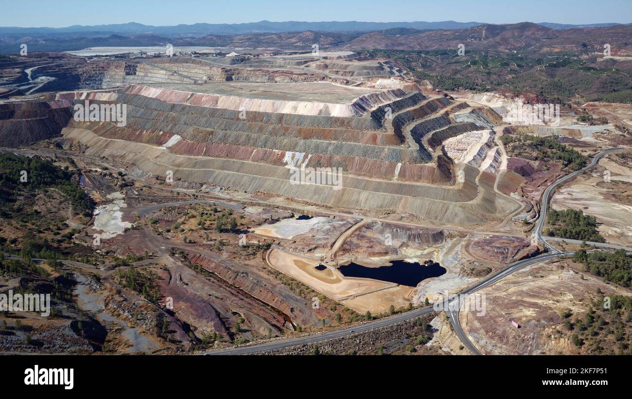 Vista aerea del drone dell'attività mineraria a Minas de Riotinto in Spagna. Scenario dell'Apocalisse. Villaggio minerario. Distruzione della terra. Disastro ecologico. Foto Stock