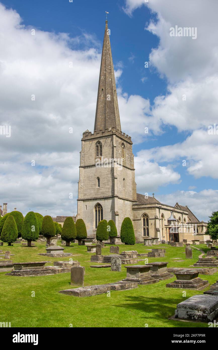 St Mary's Parish Church con alberi di tasso, New Street, Painswick, Gloucestershire, Inghilterra, Regno Unito Foto Stock