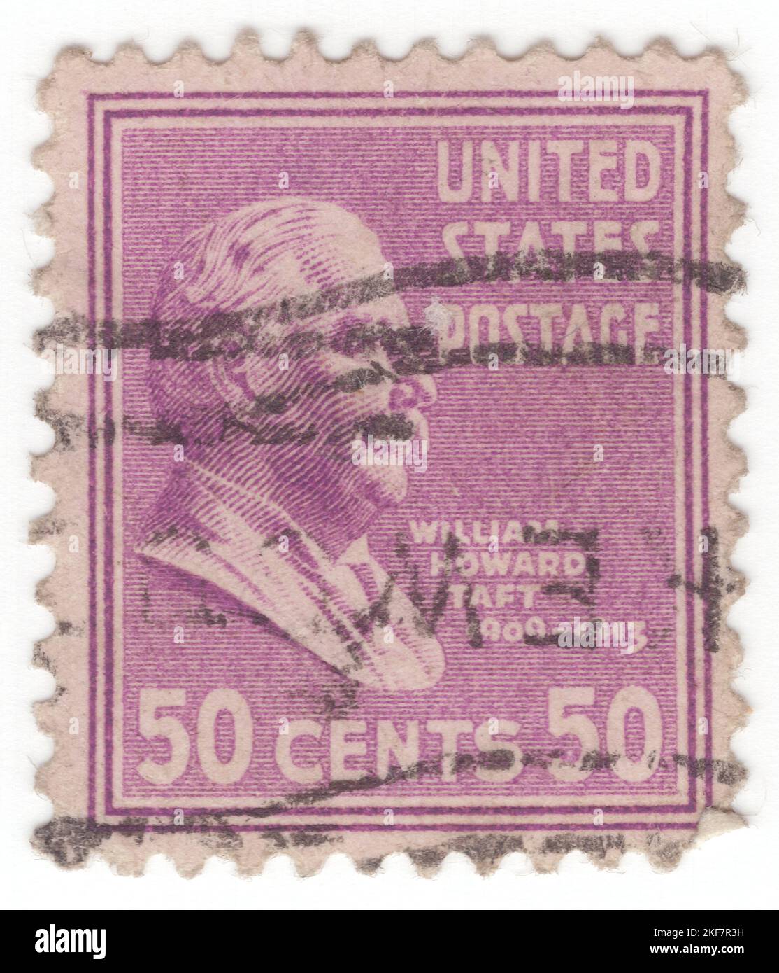 USA - 1938: Un francobollo rosso-violetto da 50 centesimi che raffigura il ritratto di William Howard Taft. 27th presidente degli Stati Uniti (1909-1913) e la decima giustizia degli Stati Uniti (1921-1930), l'unica persona ad aver ricoperto entrambi gli incarichi. Taft è stato eletto presidente nel 1908, il successore eletto di Theodore Roosevelt, ma è stato sconfitto per la rielezione nel 1912 da Woodrow Wilson dopo che Roosevelt ha diviso il voto repubblicano correndo come candidato terzo. Nel 1921, il presidente Warren G. Harding nominò Taft come capo della giustizia, una posizione che deteneva fino a un mese prima della sua morte Foto Stock