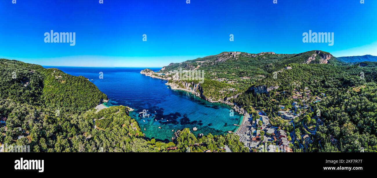 Una panoramica dell'isola di Corfù circondata dalle acque turchesi del Mar Ionio, Capo Drastis in Grecia Foto Stock