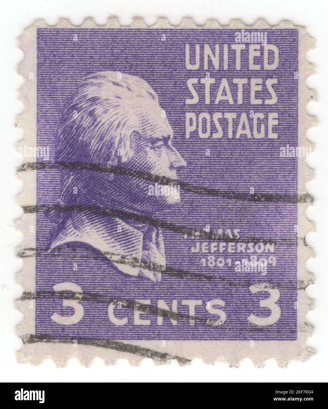 USA - 1938: Un francobollo violetto profondo da 3 centesimi raffigurante un ritratto di Thomas Jefferson, statista americano, diplomatico, avvocato, architetto, Filosofo, e Padre fondatore che ha servito come terzo presidente degli Stati Uniti dal 1801 al 1809. In precedenza era il secondo vice presidente sotto John Adams e il primo segretario di stato degli Stati Uniti sotto George Washington. Jefferson, autore principale della Dichiarazione di indipendenza, è stato un sostenitore della democrazia, del repubblicanesimo e dei diritti individuali, motivando i coloni americani a staccarsi dal Regno di Gran Bretagna Foto Stock