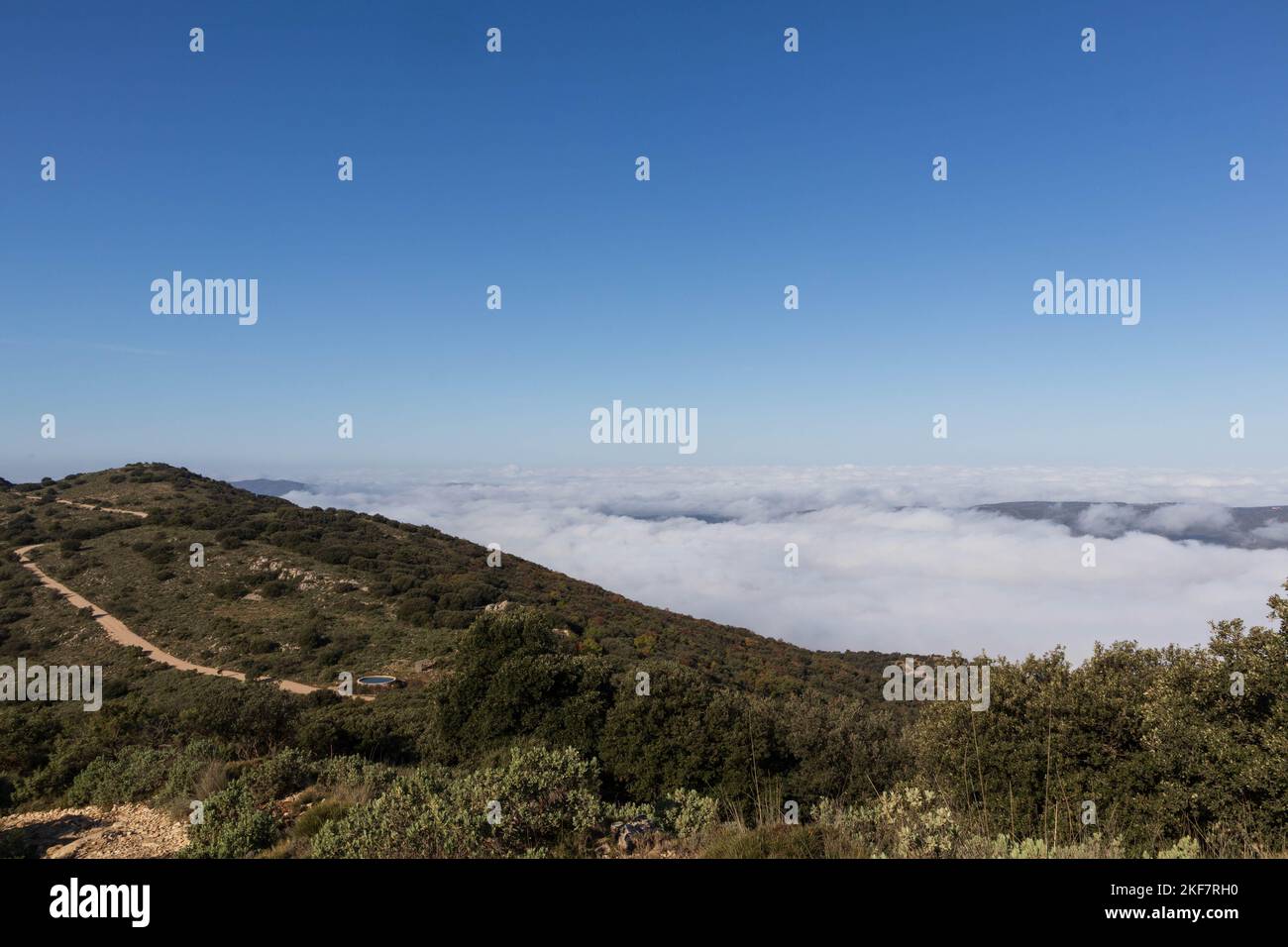 Alcoi dalla montagna fontana rossa con nebbia, Alicante, Spagna. Foto Stock