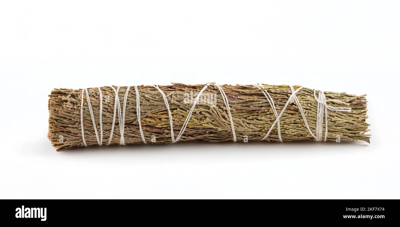 Cedar smudge bastone closeup isolato su sfondo bianco Foto Stock