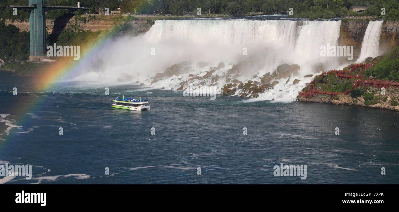 Le Cascate Canadesi e Bridal Veil includono la barca Maid of the Mist che naviga sul Fiume Niagara con colori multicolore arcobaleno, il confine naturale tra Canada e Stati Uniti Foto Stock