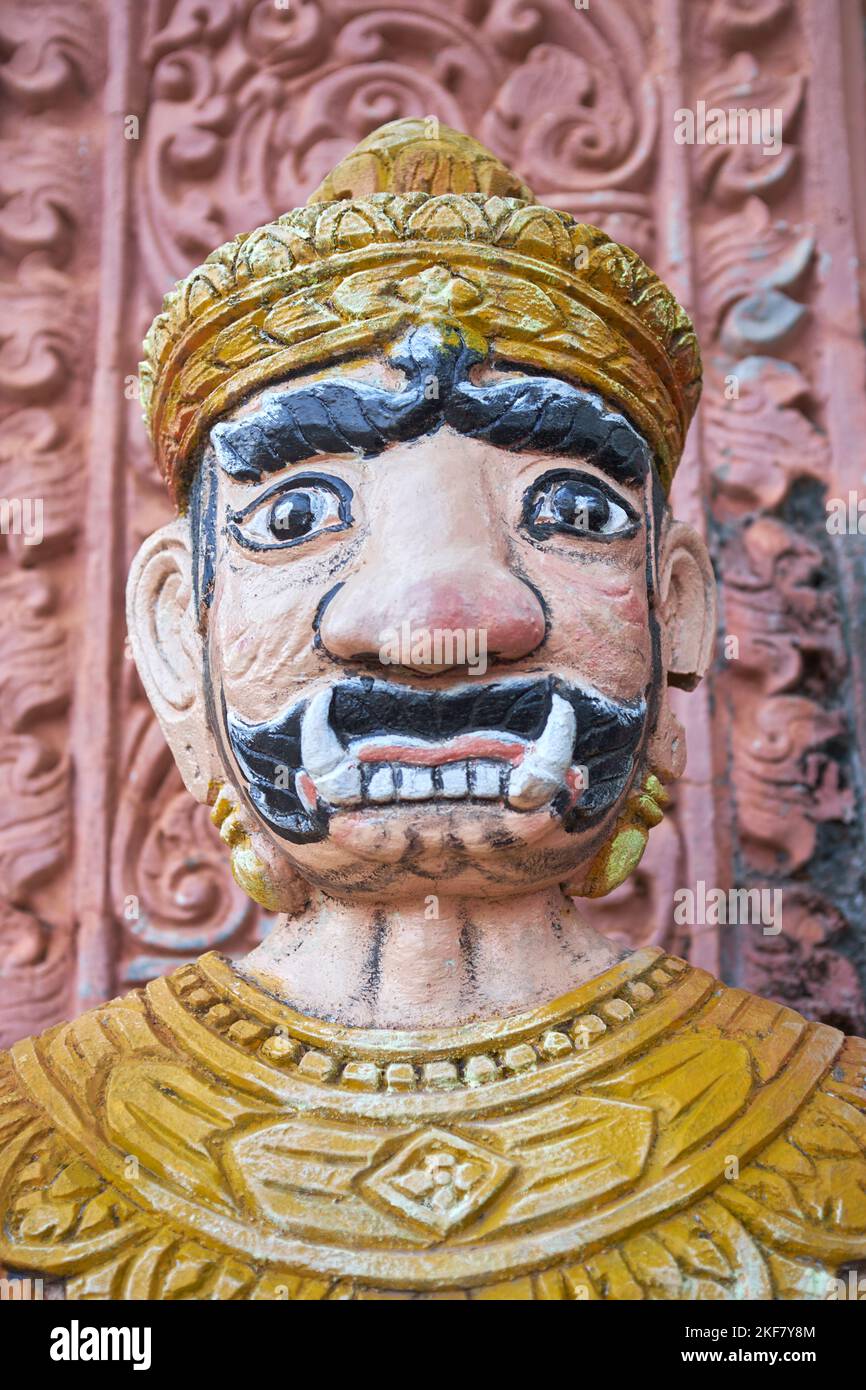 Statua del Guardiano fuori Wat Traeuy Kaoh Kampot Cambogia Foto Stock