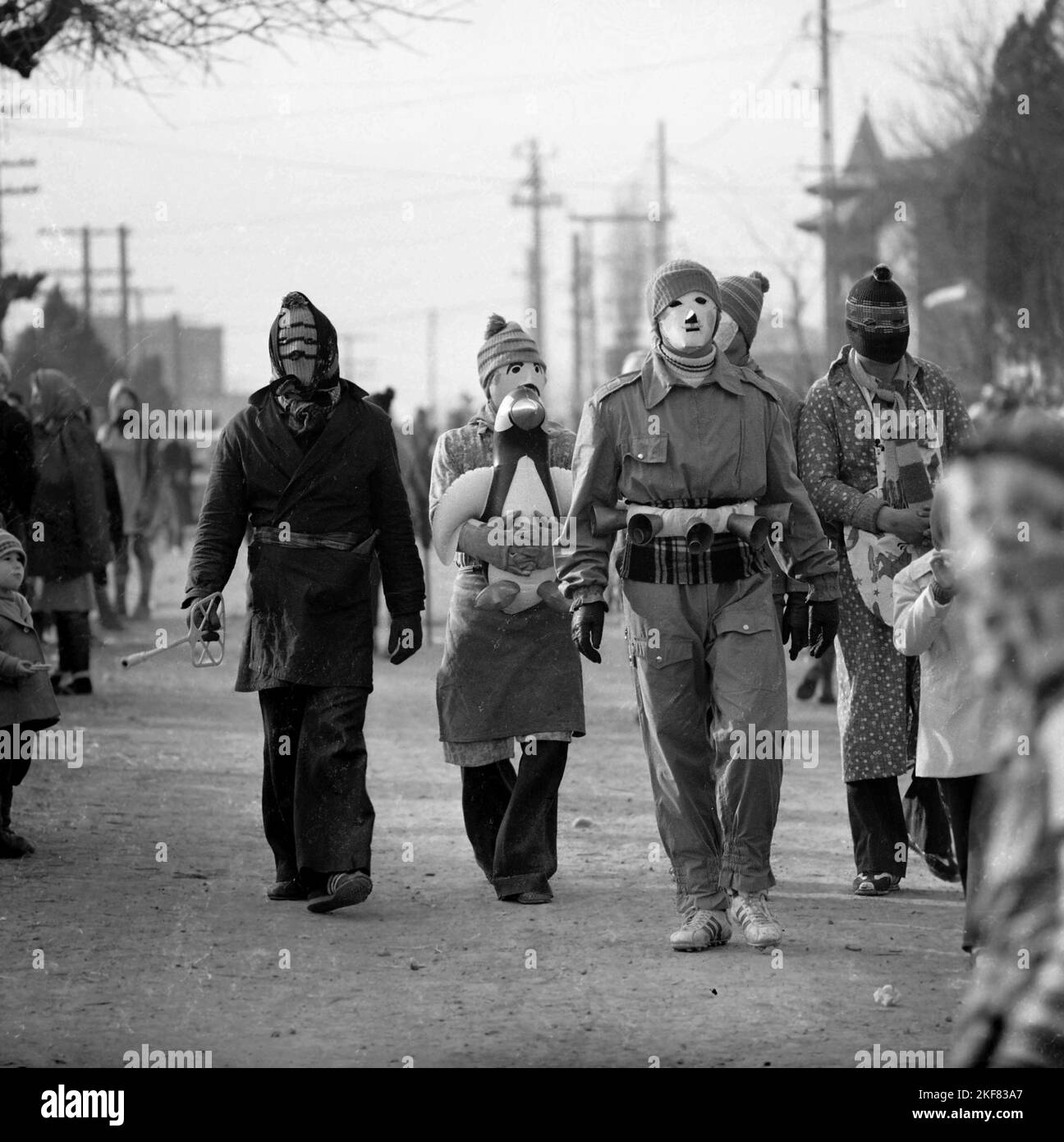 Branesti, Contea di Ilfov, Romania, circa 1975. Cucii- un rituale pagano primaverile nella Romania Meridionale, dove le persone che indossano elaborati costumi camminano attraverso i villaggi per evitare il male e invitare il bene Foto Stock