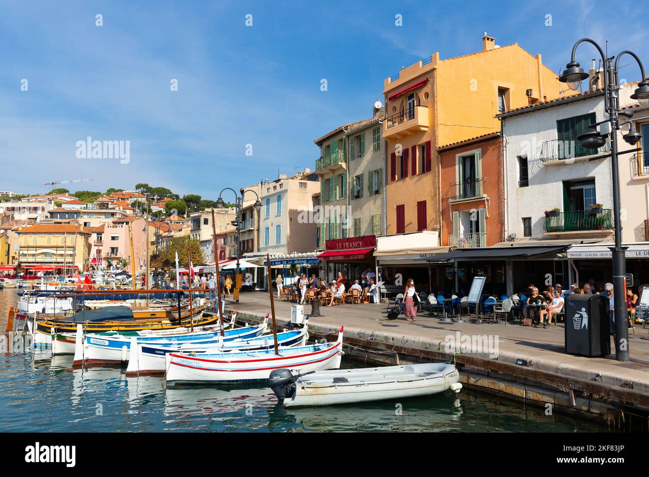 Cassis, Francia - 27 settembre 2021: Barche e yacht sono ormeggiati al molo nel porto di Cassis. Sud della Francia Foto Stock