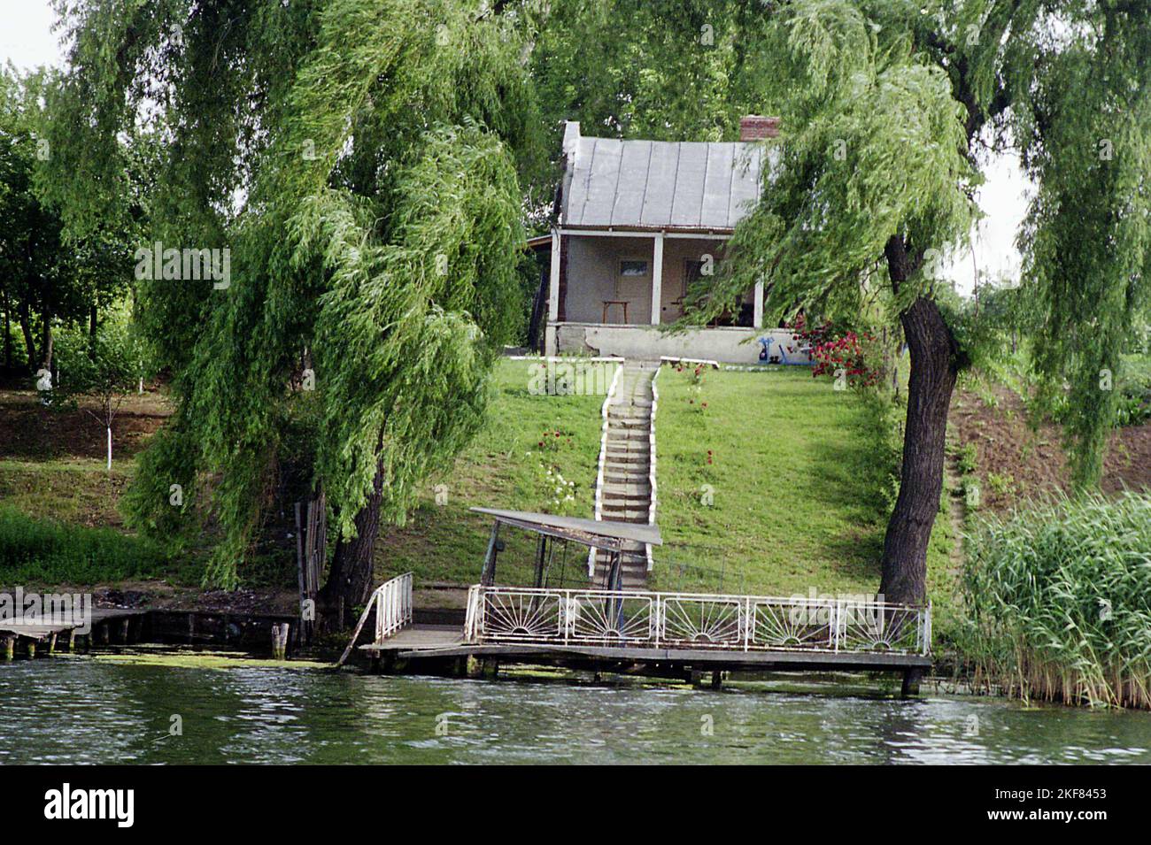 Contea di Ilfov, Romania, 1990. Piccola casa con molo al lago Snagov. Foto Stock