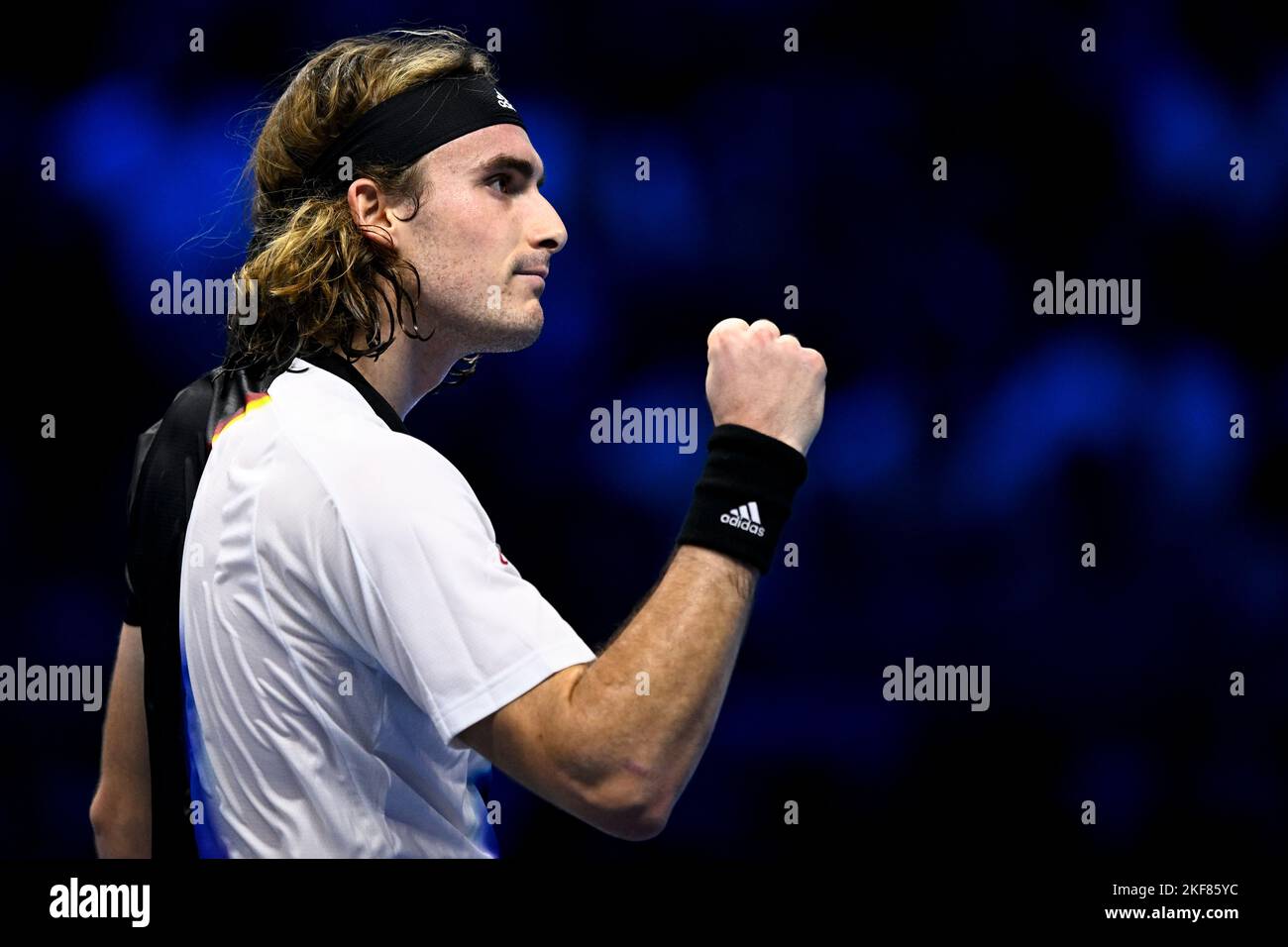 Torino, Italia. 16 novembre 2022. Stefanos Tsitsipas di Grecia festeggia durante il suo round robin match contro Daniil Medvedev di Russia durante il quarto giorno delle finali ATP Nitto. Stefanos Tsitsipas ha vinto la partita 6-3, 6-7(11), 7-6(1). Credit: Nicolò campo/Alamy Live News Foto Stock