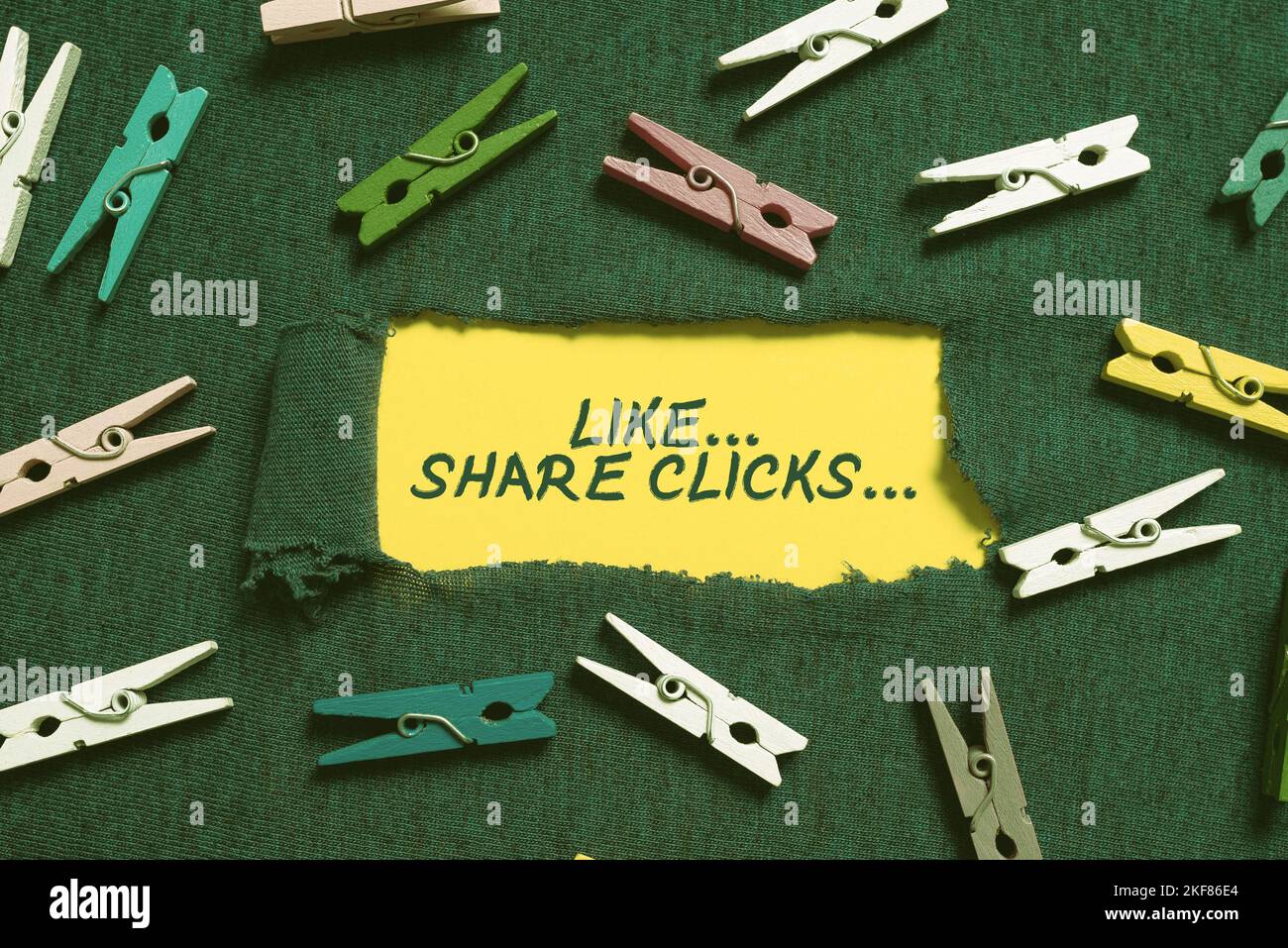 Scrittura di testo visualizzato come Share Clicks . Parola scritta sul marketing dei contenuti per aumentare il coinvolgimento dei social media Foto Stock